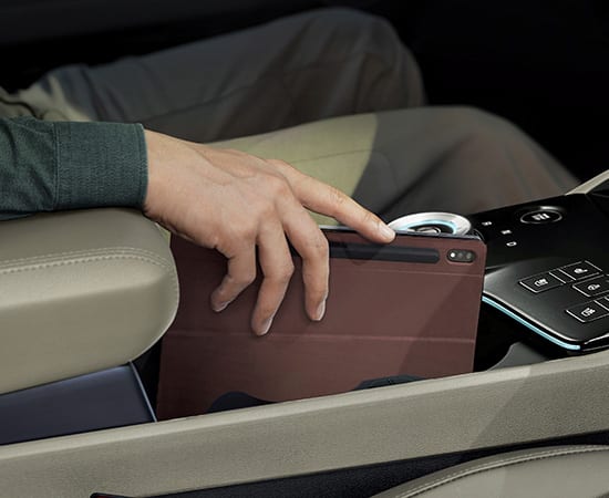 Variable cupholders & Multiple tray